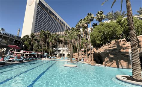 flamingo las vegas pool season.